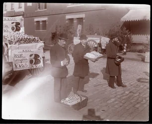 Vista de vendedores ambulantes vendiendo higos y otros productos cerca de la 6ª Avenida, Nueva York, c.1903 (impresión de gelatina de plata)